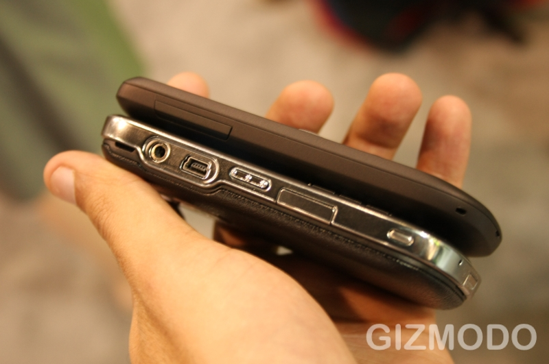 Illustration for article titled Lose Weight with HTC Snap Hands-On Next to Beautiful Black berry BOLD